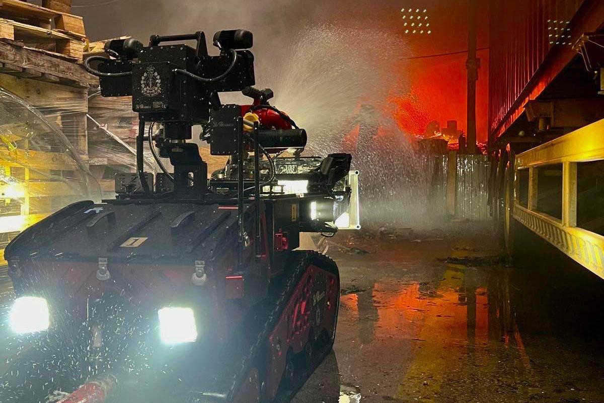 消防處派出滅火機械人進入火場協助滅火行動。(消防處FB)