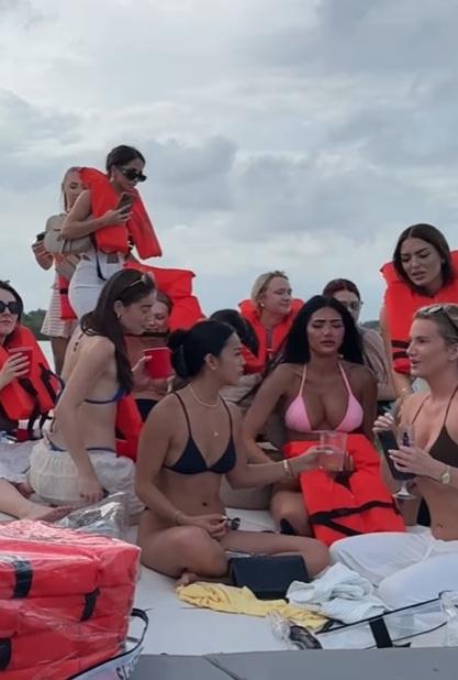 比堅尼女輕鬆待救。(互聯網)