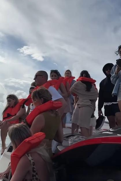 比堅尼女輕鬆待救。(互聯網)