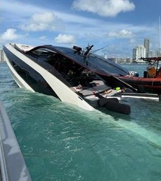 豪華遊艇載浮載沉。(互聯網)