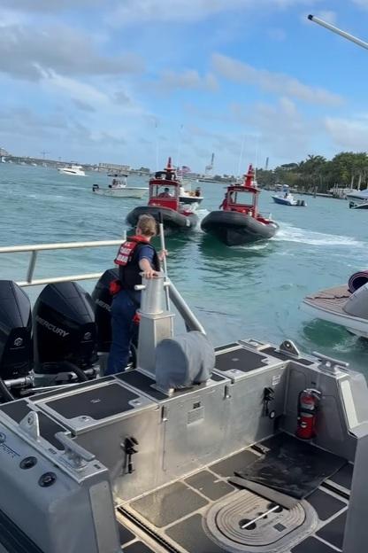 海岸衛隊人員到場救援。(互聯網)