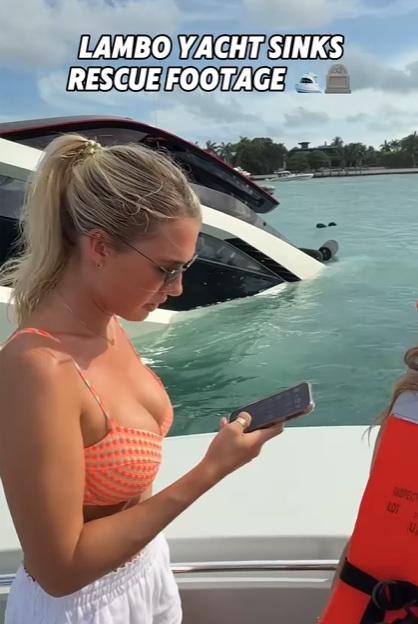 有比堅尼女被救上小艇後拍攝遊艇沉船情況。(互聯網)