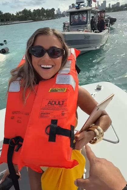 有人拿著電腦,開心獲救。(互聯網)