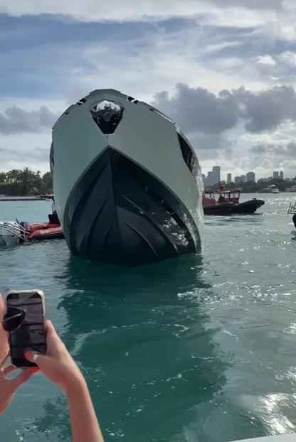 豪華遊艇直插水中。(互聯網)