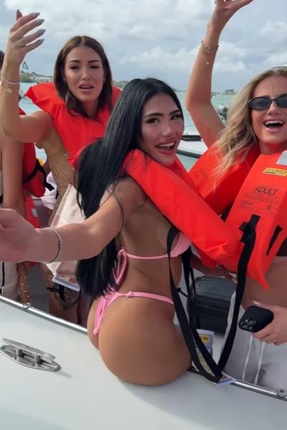 比堅尼女獲救後歡呼。(互聯網)