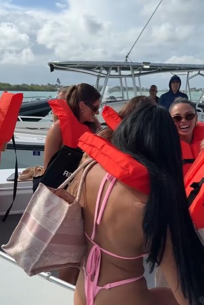 眾人表現輕鬆。(互聯網)