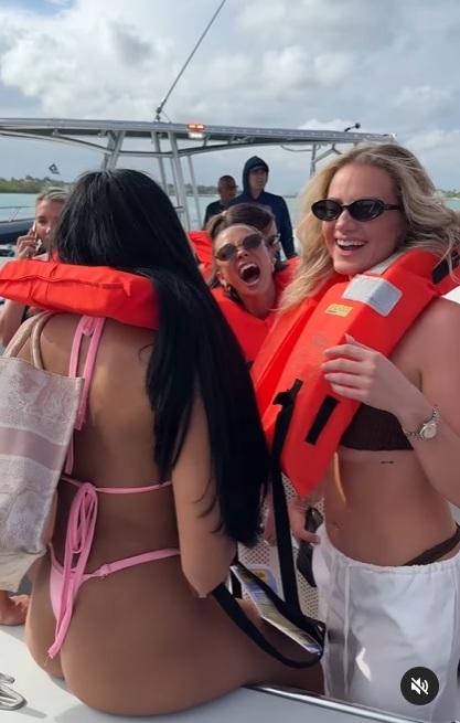 眾人表現輕鬆,哈哈大笑。(互聯網)