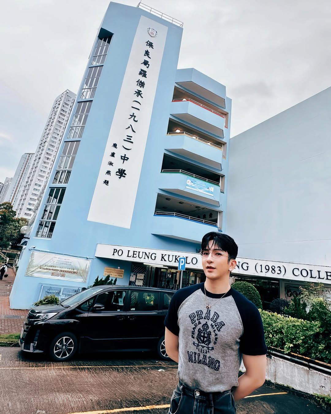 Anson Lo早前路經中學母校門外,不忘拍照留念。