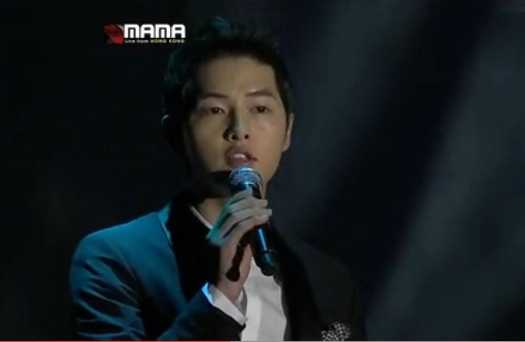 宋仲基當年來港在MAMA台上用韓文唱出張國榮名曲《當年情》。