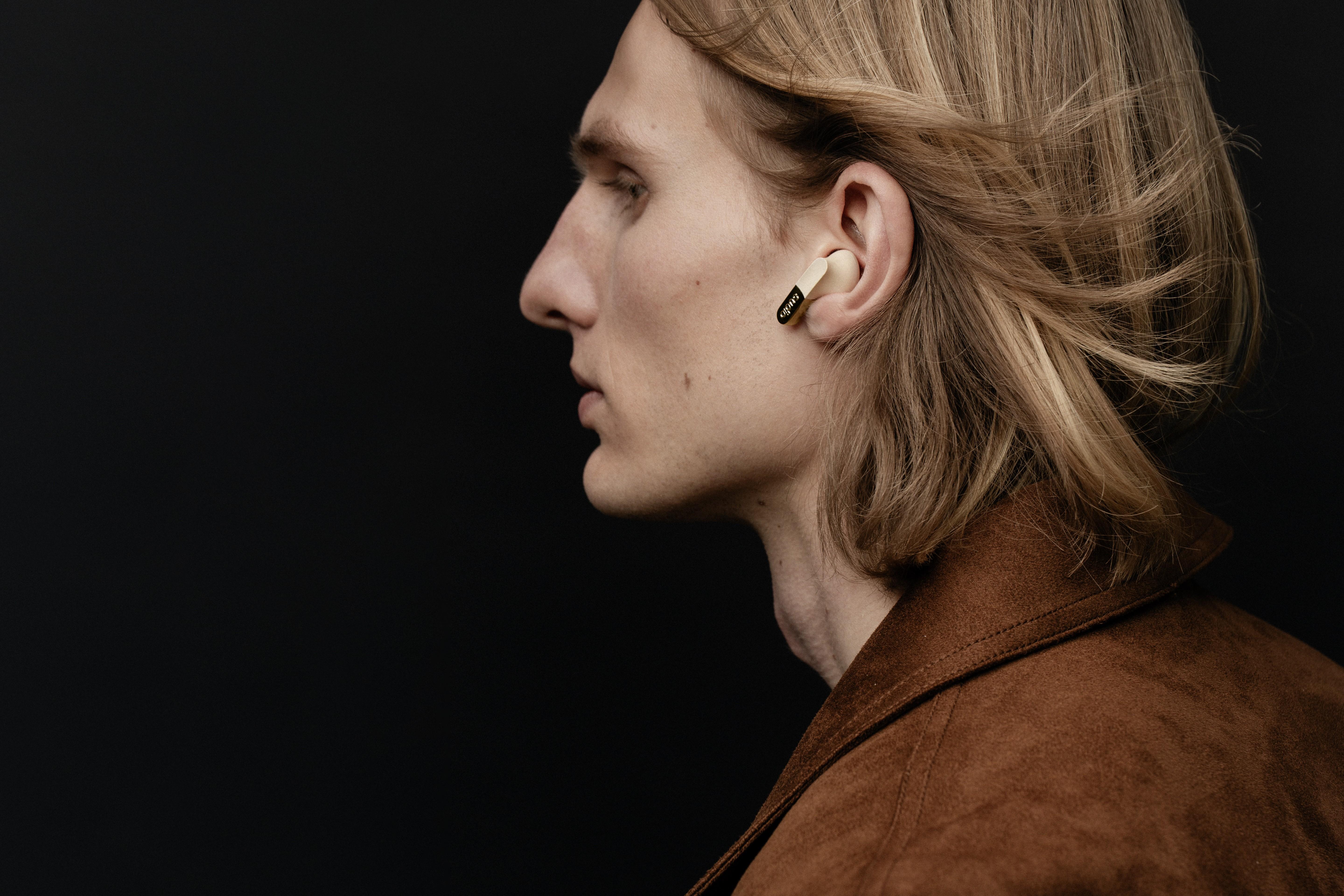 Sudio N3香檳金色時尚有型。