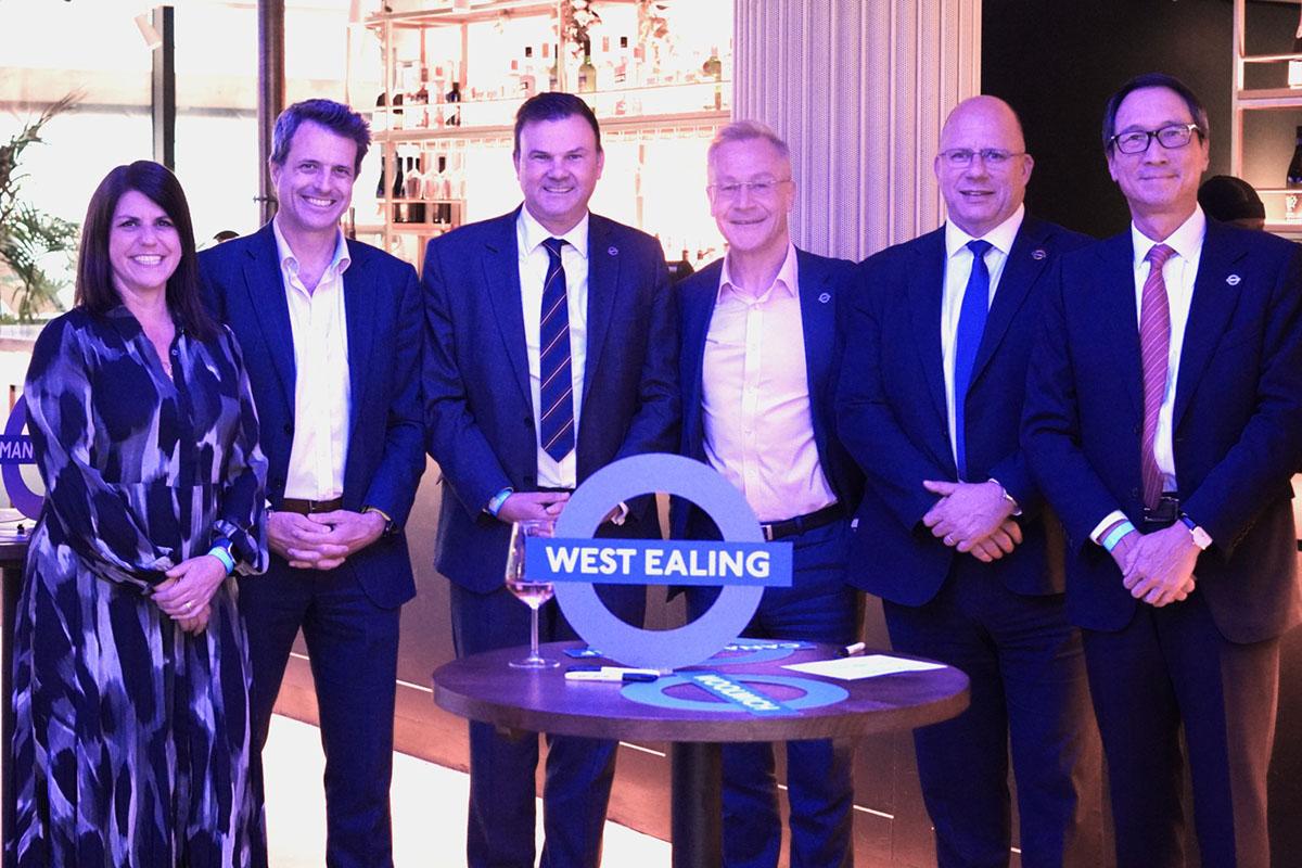 Andy Lord(右二)、鄧智輝,以及港鐵在英國的管理層等出席酒會。(港鐵提供)