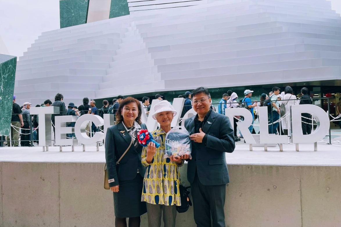 山田外美代參觀大阪世博台灣Techno World展館。(互聯網)