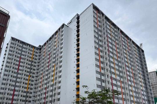 位於牛頭角彩興路的簡約公屋即將完工,提供2,290個單位預計第二季入伙,近日有網民發布建築最新圖片,有網民甚至認為它有舊式風格,「有前蘇聯建築影子」、「啲6、70年代公屋款式返晒嚟」。(網民Eric Liu@FB群組「影屋邨 Estates FotoEXPO」)