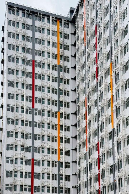 位於牛頭角彩興路的簡約公屋即將完工,提供2,290個單位預計第二季入伙,近日有網民發布建築最新圖片,有網民甚至認為它有舊式風格,「有前蘇聯建築影子」、「啲6、70年代公屋款式返晒嚟」。(網民Eric Liu@FB群組「影屋邨 Estates FotoEXPO」)