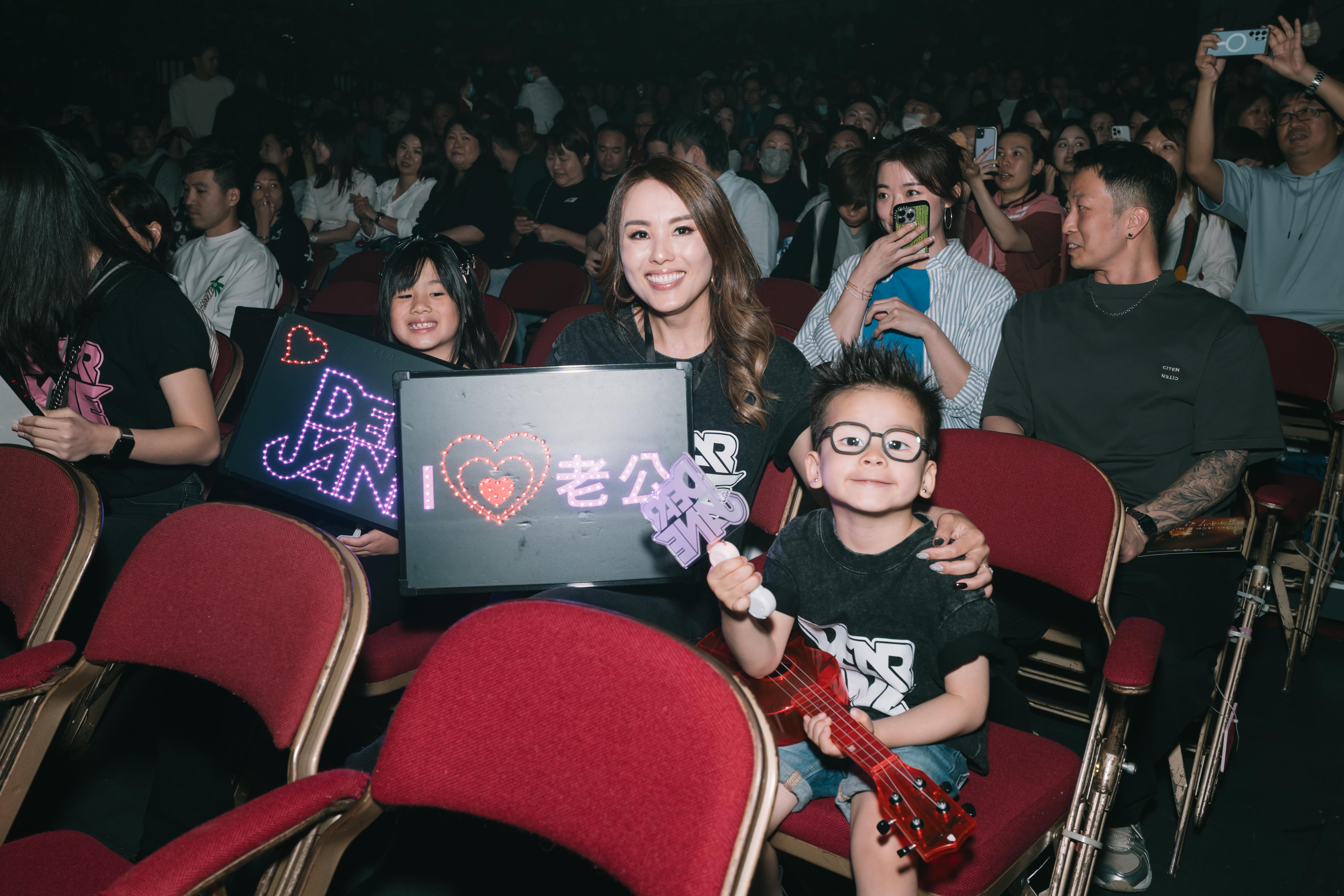 Tim太太、女兒及兒子到場支持。