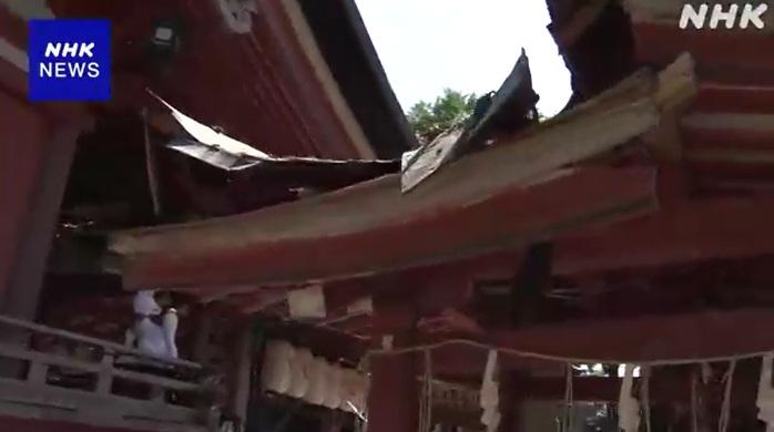 神社建築物屋頂損毀。(互聯網)