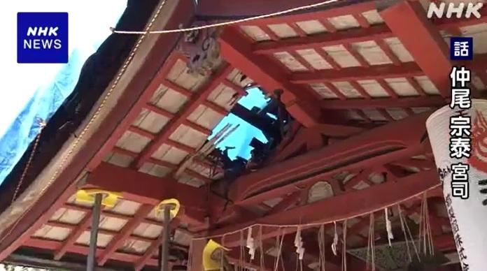 神社建築物屋頂損毀。(互聯網)