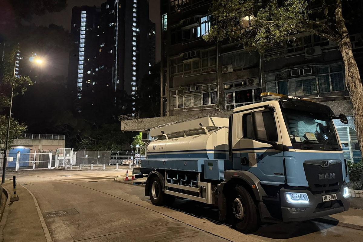 水務署晚上派出水車到場。(沙田區議員鄭家豪FB圖片)