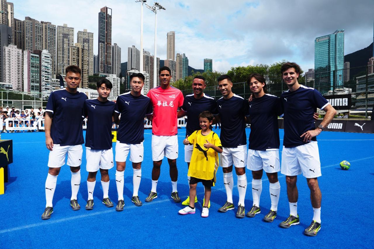 華拉尼(左四),Mr. Adrien Semblat(右一)及本地球星陳嘉豪(左一)、林樂賢(左二)、潘沛軒(左三)、費蘭度(右四)、祖連奴(右三)及馬斐(右二)與小球迷合照留念。