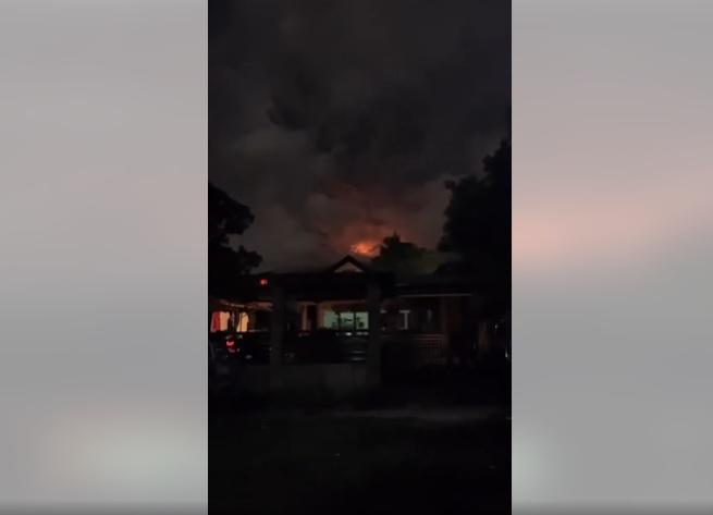 菲律賓中部坎拉翁火山周二凌晨爆發,噴出大量火山熔岩。(互聯網)