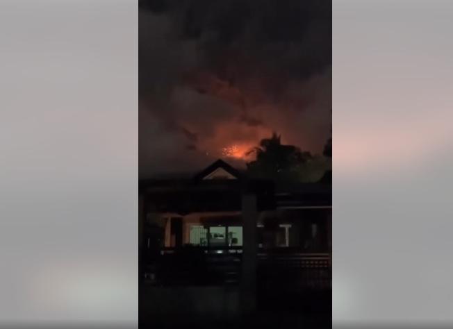 菲律賓中部坎拉翁火山周二凌晨爆發,噴出大量火山熔岩。(互聯網)