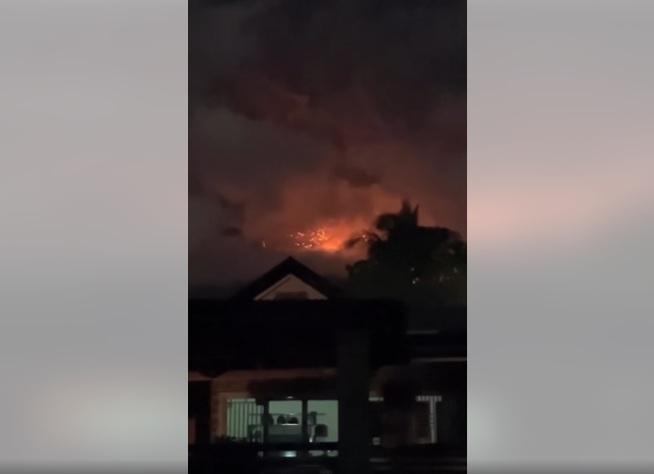 菲律賓中部坎拉翁火山周二凌晨爆發,噴出大量火山熔岩。(互聯網)