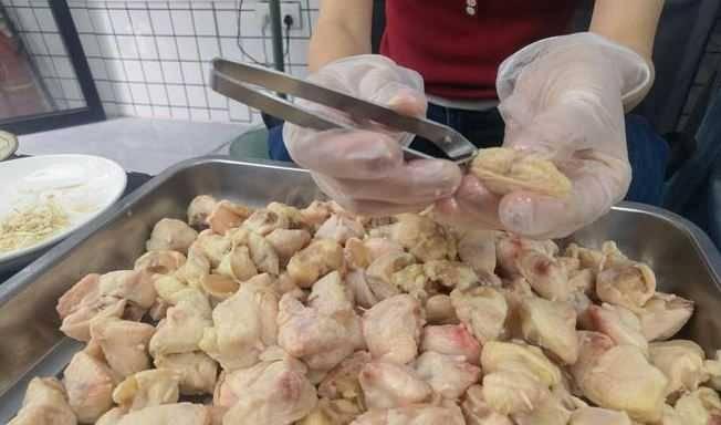 直播「拔雞屁股毛」,一人負責拔毛,一人負責解說。