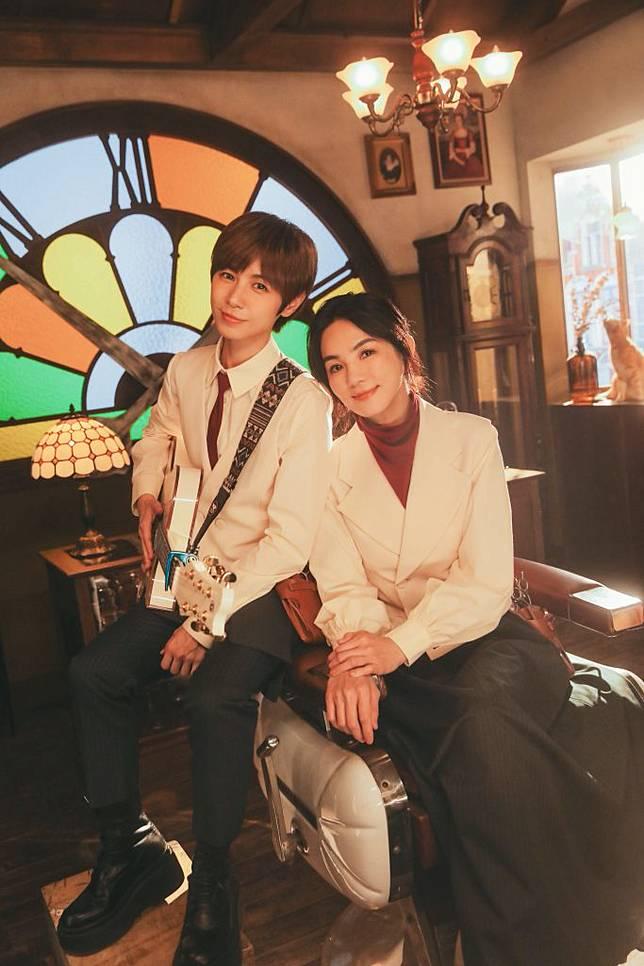 小魏與陳嘉樺(Ella)合唱的歌曲《時光從不溫柔》。