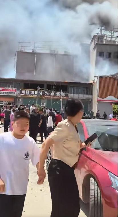 婚宴時酒店火災,賓客急忙行樓梯向戶外逃生。(網上圖片)