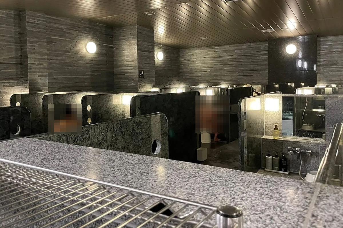 台灣有旅客發布在酒店浴場拍攝的多張照片,可見場內仍有客人使用。(網上圖片)