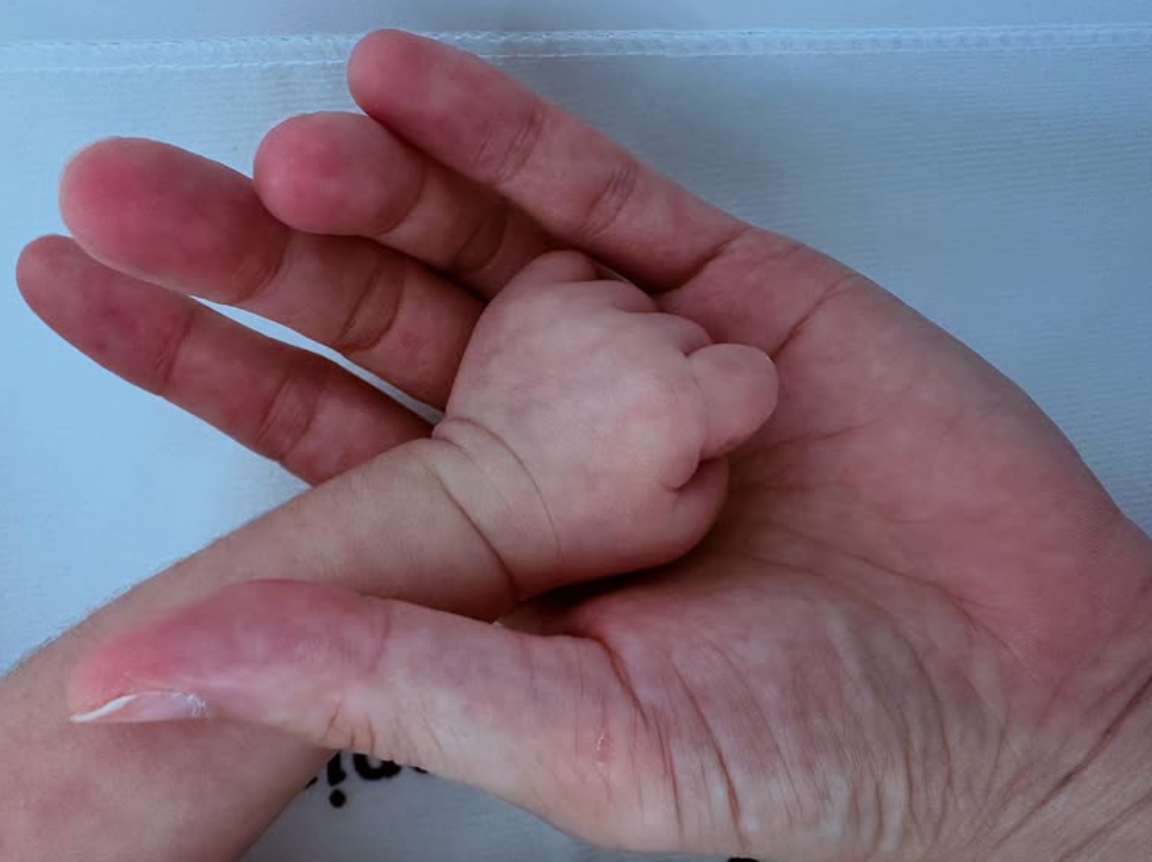 大島優子在社交網親自報喜,分享一張輕撫BB小手的相片宣布誕下第二胎。