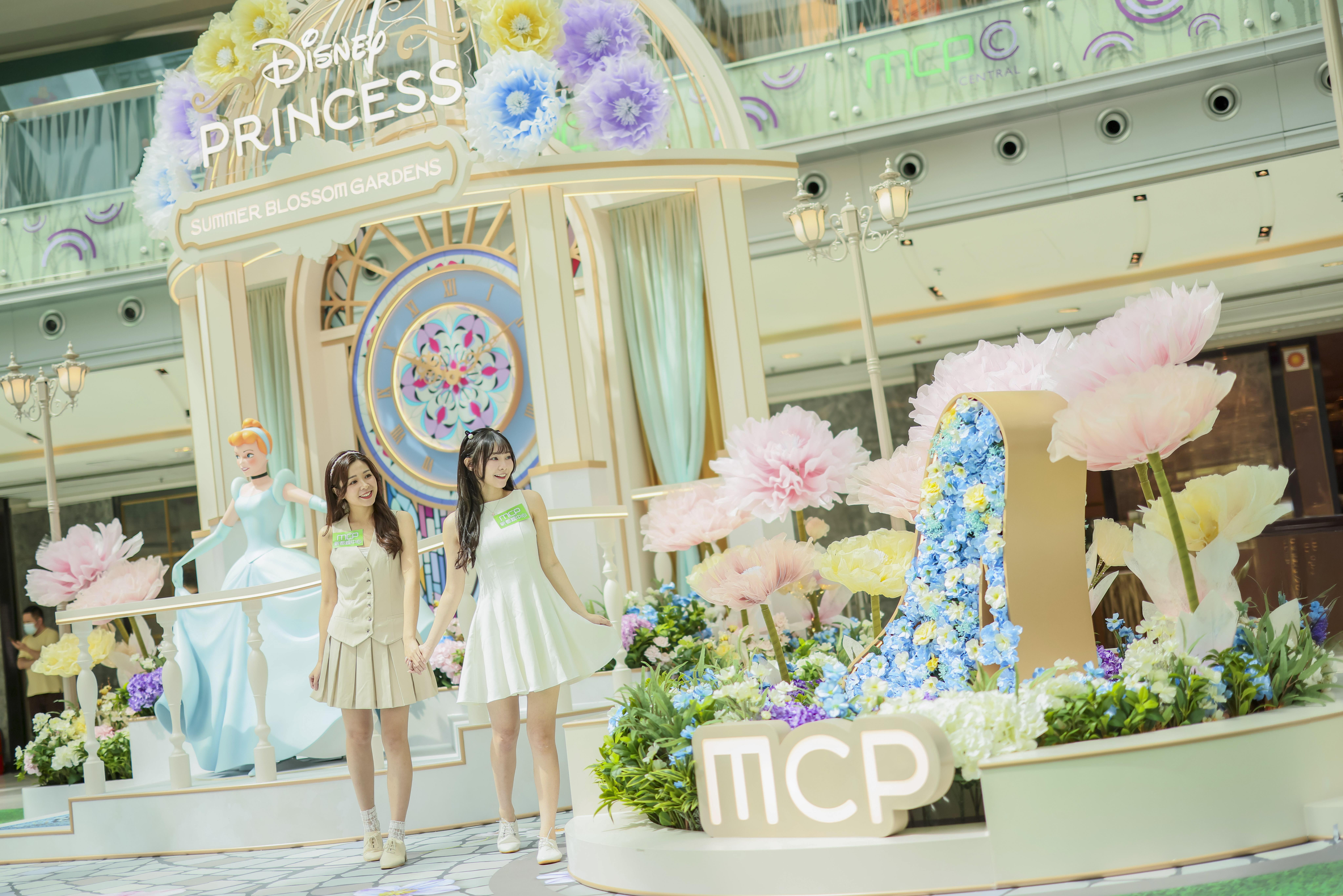 《仙履奇緣》巨型絢彩花藝玻璃鞋