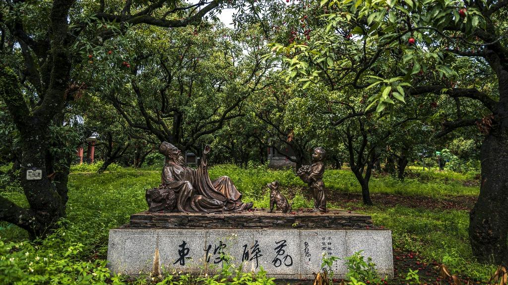 蘇東坡非常喜歡吃荔枝,其著作不乏與荔枝有關。圖為位於廣東茂名的百荔園,園內一尊名為「東坡醉荔」的雕塑,紀念他熱愛荔枝的情懷。(圖片來源:視覺中國)