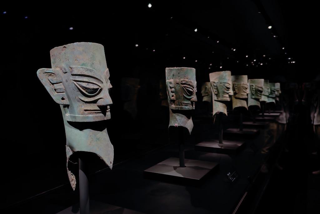 三星堆博物館新館展出共1,500多件(套)各類文物,包括陶器、青銅器、玉石器、金器等。(圖片來源:Shutterstock)