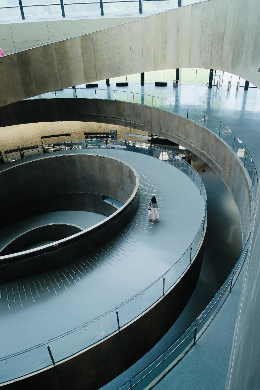 三星堆博物館新館,採用了極簡主義風格,仿土壤肌理的牆壁、古銅色的金屬板等,可充分感受三星堆的獨特色彩。(圖片來源:視覺中國)