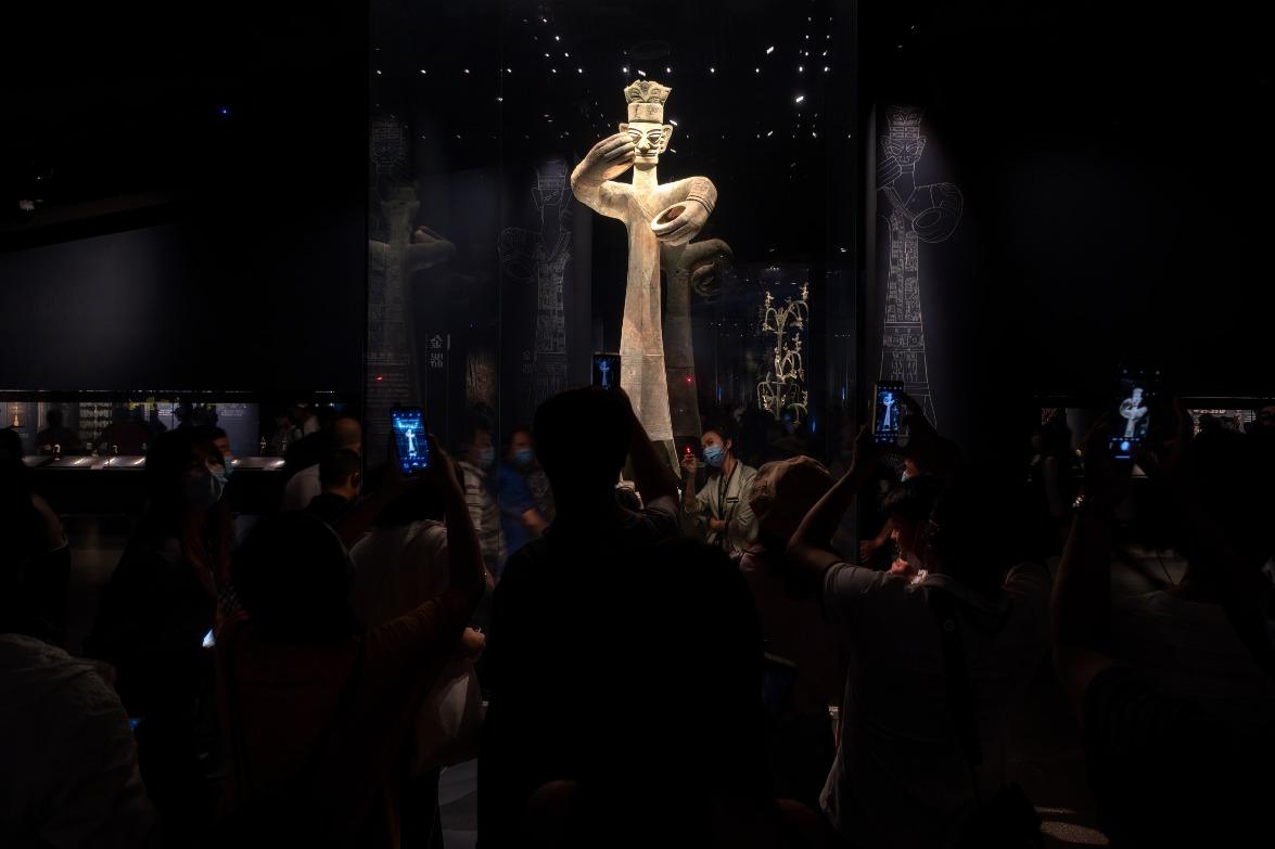 青銅大立人像,是三星堆最具標誌性的文物之一,全球現存最高、最完整的青銅人像。(圖片來源:Shutterstock)