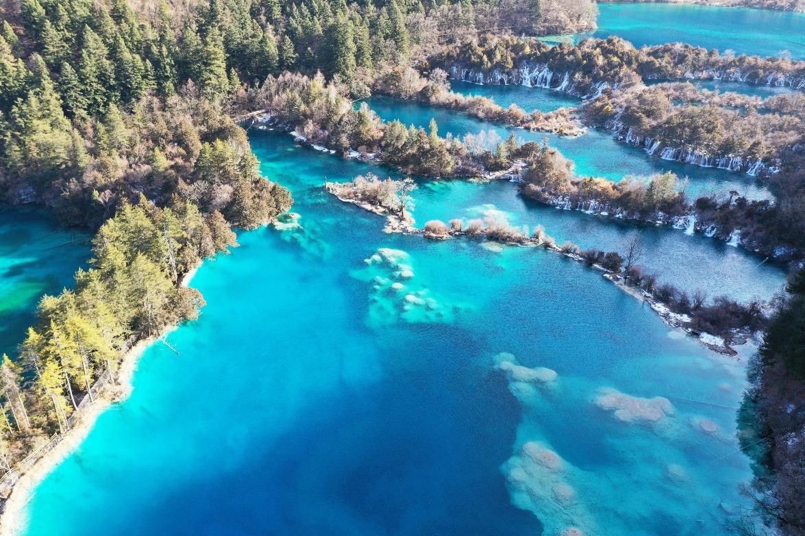 九寨溝風景名勝區位於四川省阿壩藏族羌族自治州,因9個藏族村寨坐落在這片高山湖泊中而命名。(圖片來源:Getty)