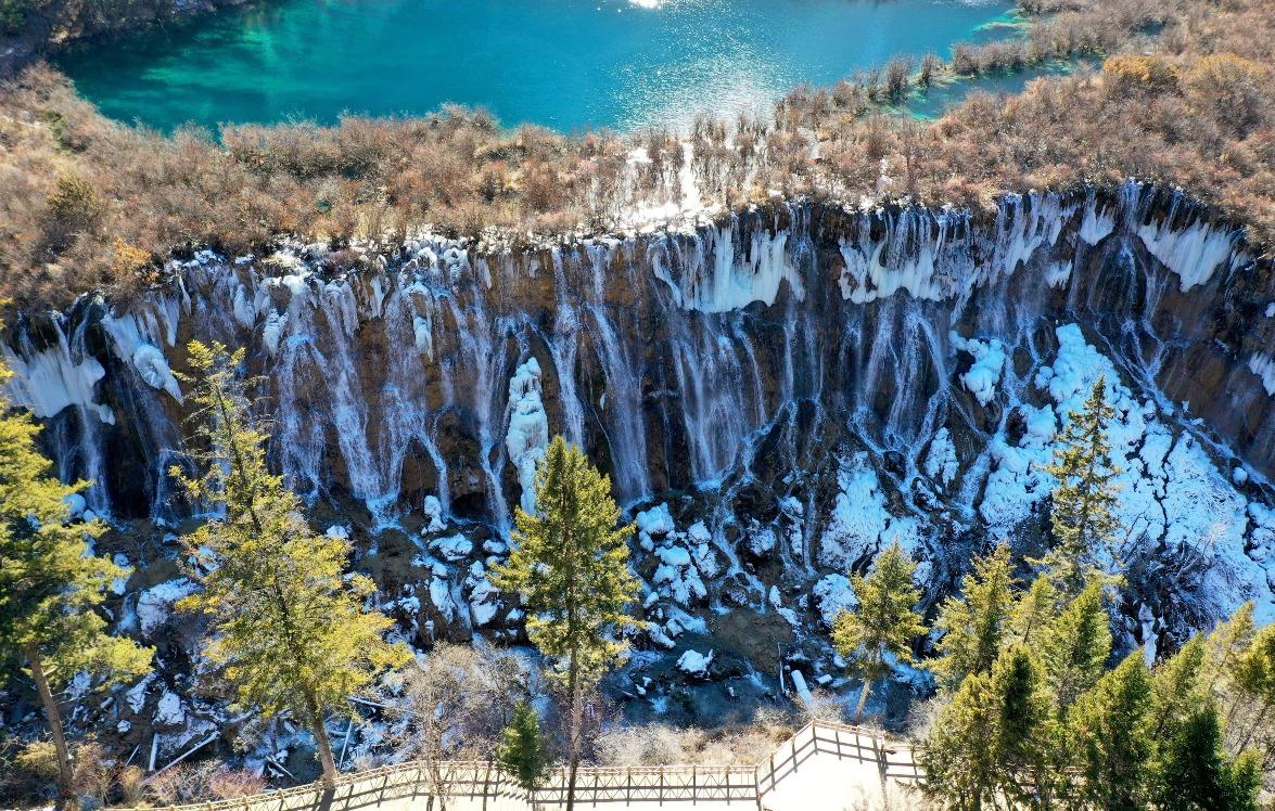 冬日的九寨溝,樹林和山巒都換上銀裝,瀑布結冰、湖泊靜止,仿佛進入一個寧靜的冰封國度。(圖片來源:Getty)
