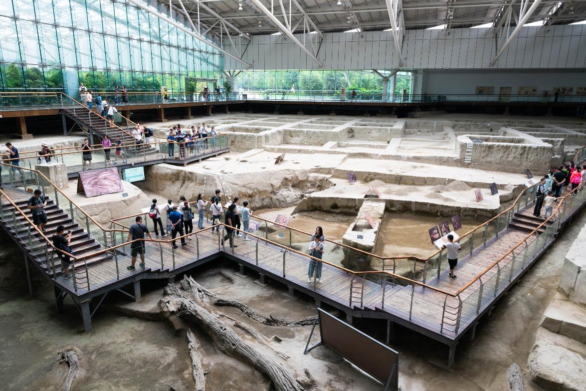 金沙遺址博物館中的遺跡館,是原址保護的大型祭祀坑,可親身感受宗教儀式的震撼。(圖片來源:Shutterstock)