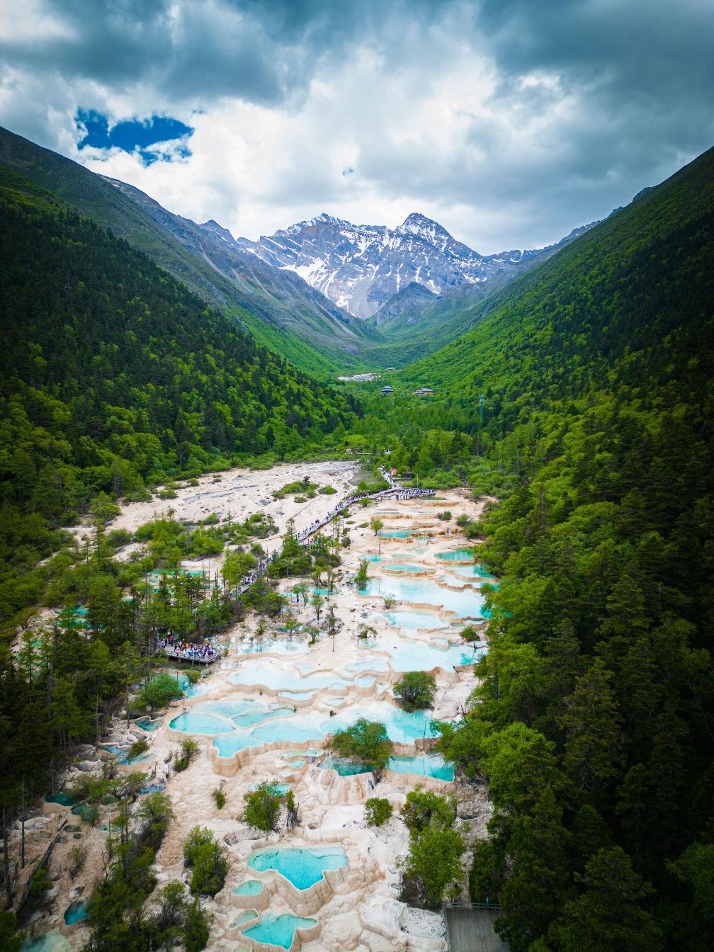 位於四川岷山的黃龍景區是全國保存最完好的高原濕地,由黃龍溝、丹雲霞、牟尼溝、雪山梁、西溝等景區組成。(圖片來源:Getty)