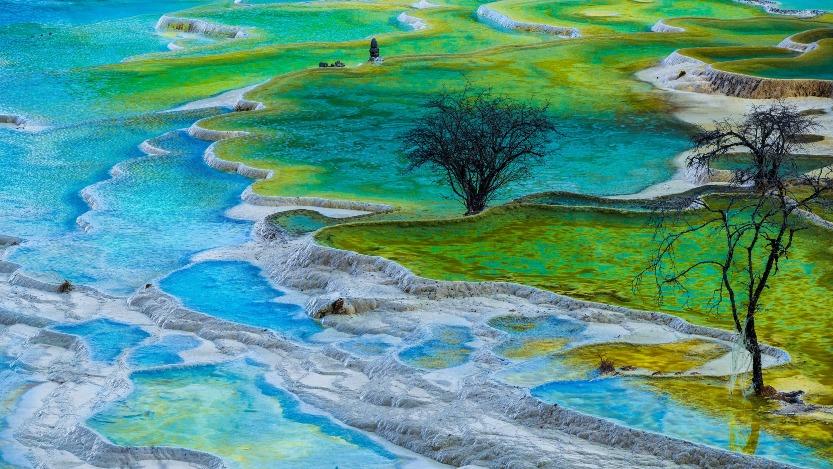 成千上百個彩池就像仙人散落的琉璃,順着黃龍風景區的山勢錯落鋪展,宛如「人間瑤池」。(圖片來源:視覺中國)