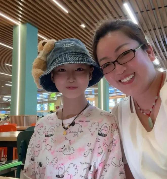 母親為抗癌網紅侯靜怡的醫療費向親戚朋友借錢,負債累累。