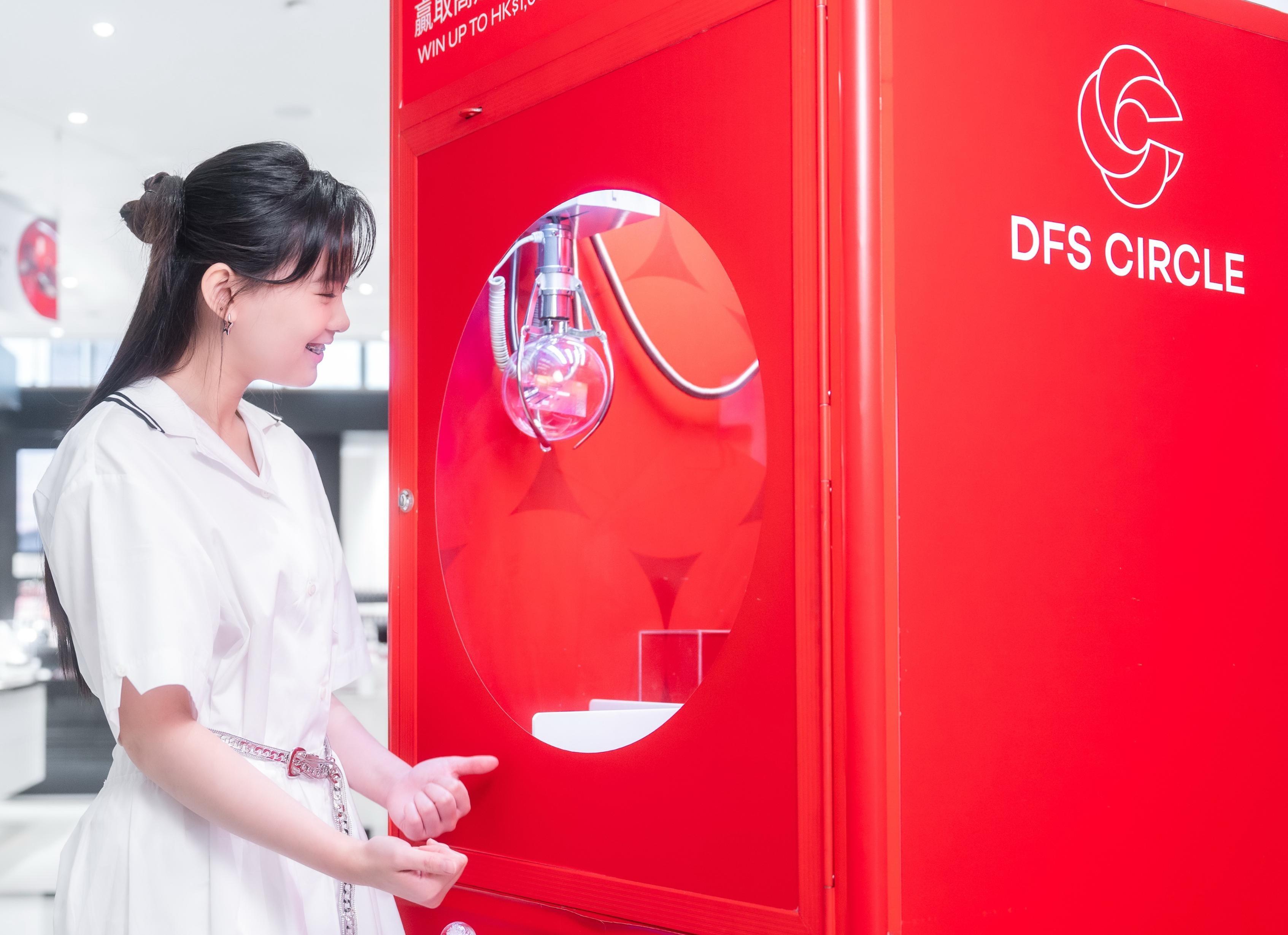 「多寶娃娃遊戲機」大挑戰,有機會贏取$3,000的迪斐世香港銅鑼灣店購物禮券