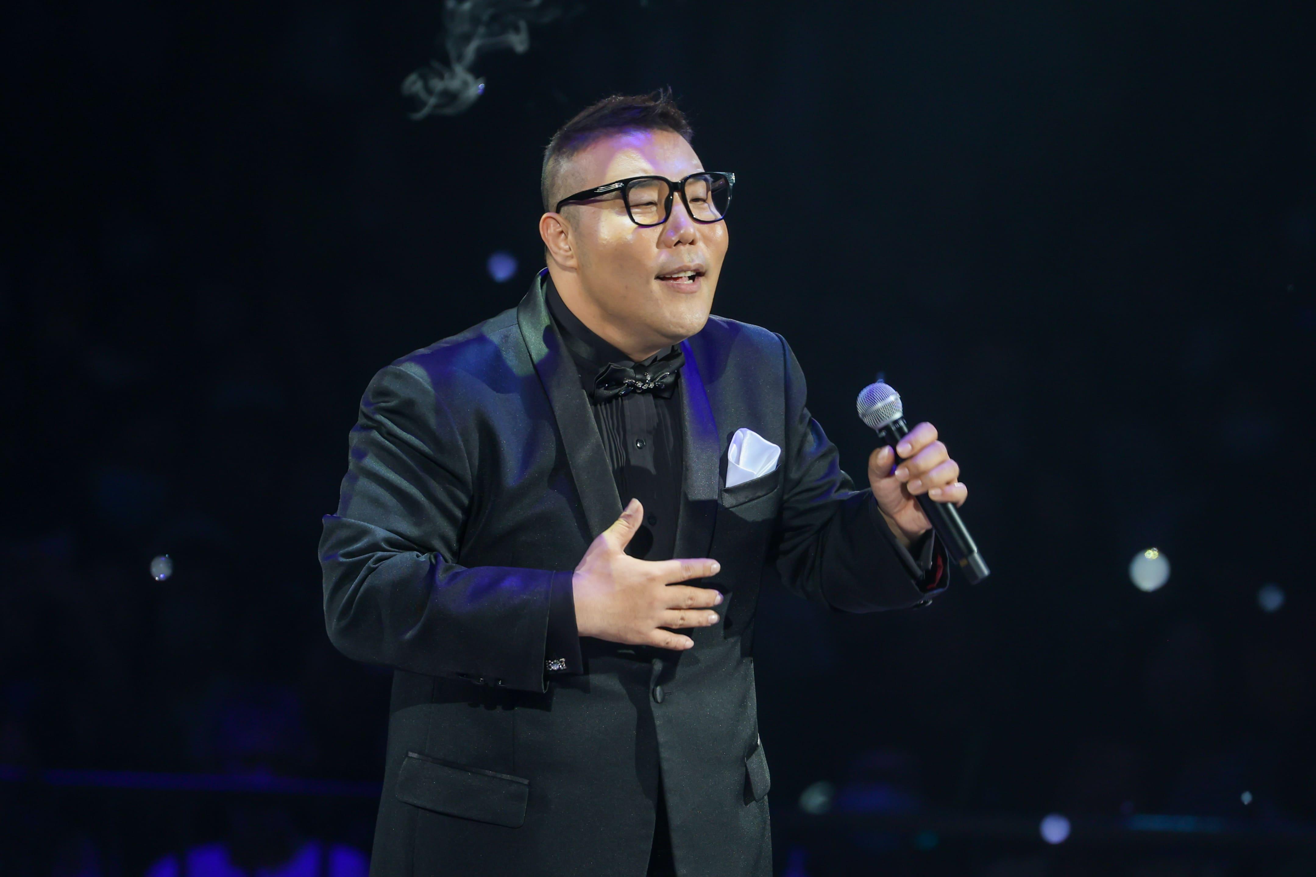 劉洋緊接出場唱《雪中情》。