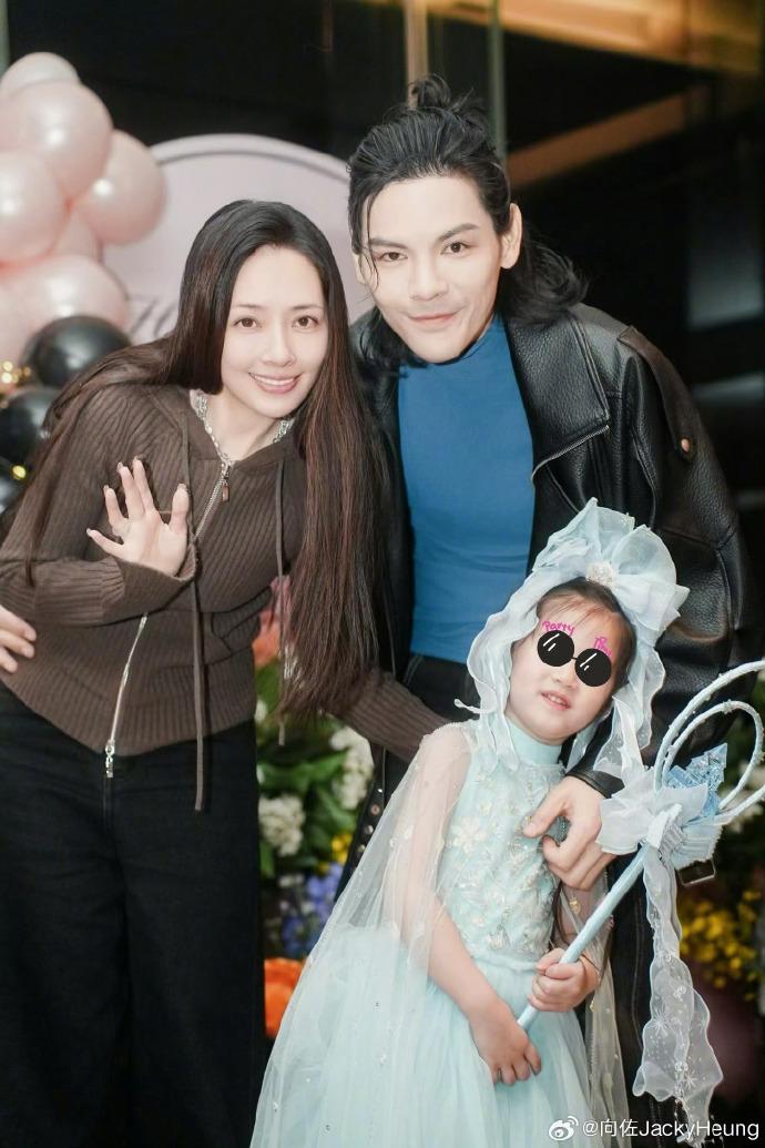 向佐發文力挺愛妻新組合ROLLING SISTERS。