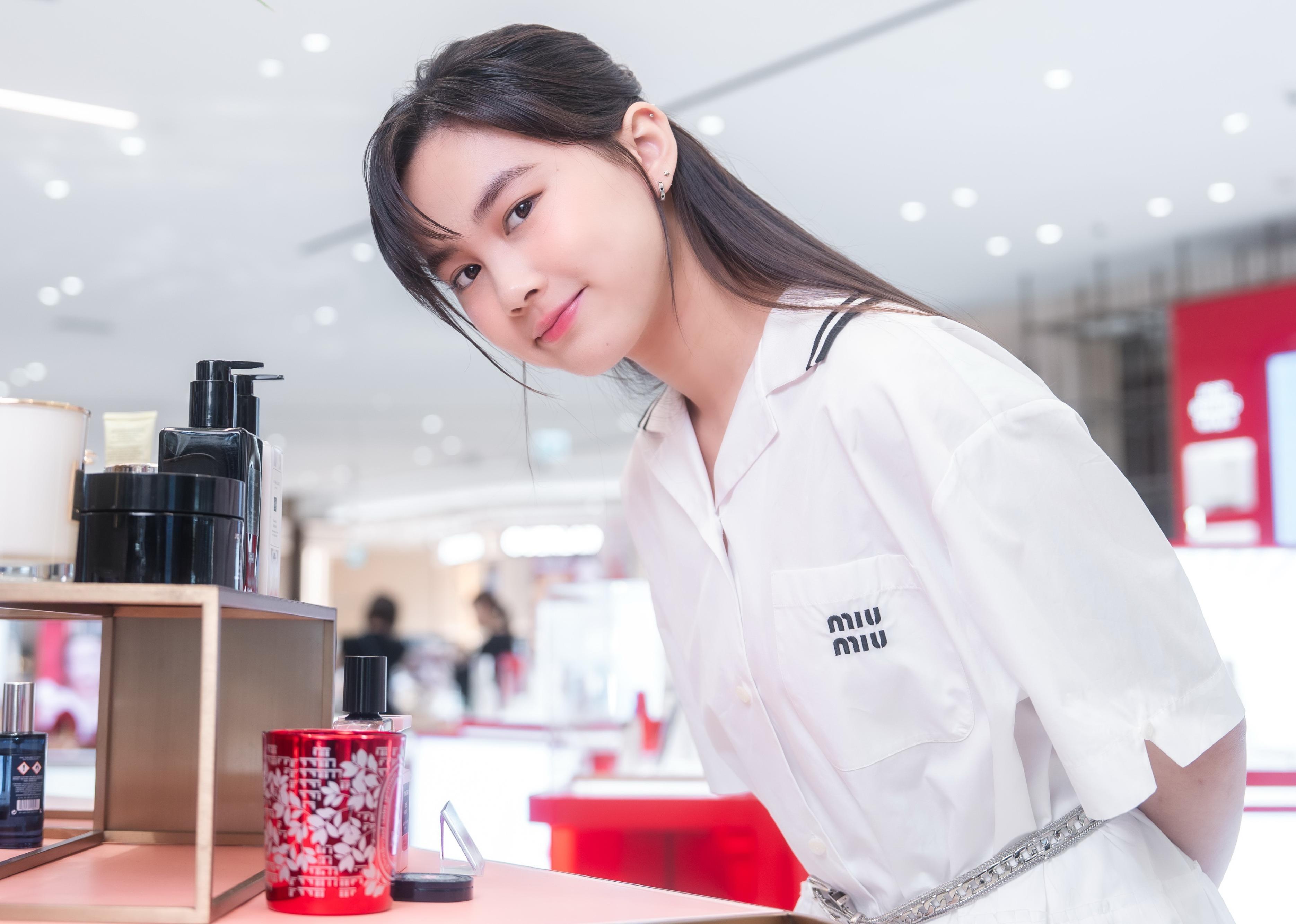 Dale一改搖滾帥氣形象,以一身純白仙氣造型示人