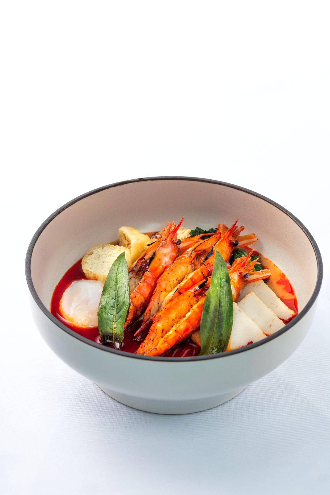 VOON龍蝦喇沙($318)龍蝦與香料味天然平衡,摻摻(油麵和米粉)掛湯。