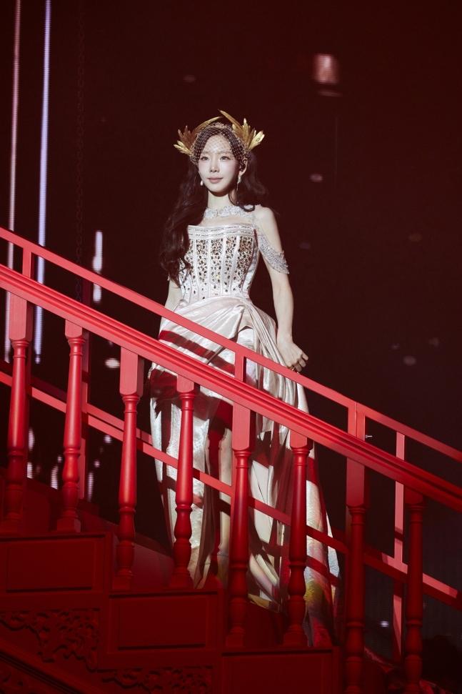 太妍席上送上多首好歌,樂迷如癡如醉。