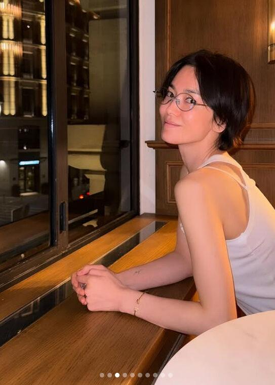 穿上小背心夏日look的宋慧喬,呈現完美直角肩線。