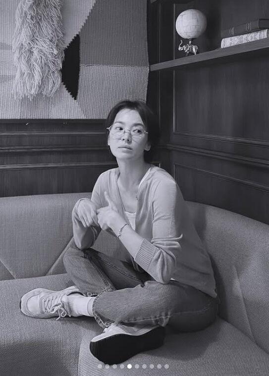 穿上小背心夏日look的宋慧喬,呈現完美直角肩線。